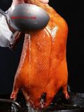 北京烤鸭皮为何呈枣红色？